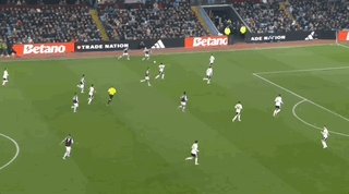 开云体育-【英超】萨拉赫传射，利物浦2比2客平维拉