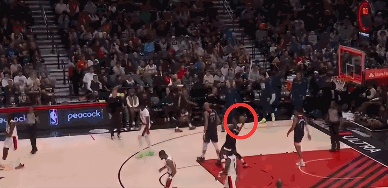 开云APP-NBA官宣两张罚单：华子贝恩用力把球扔向观众席 各罚25000美元