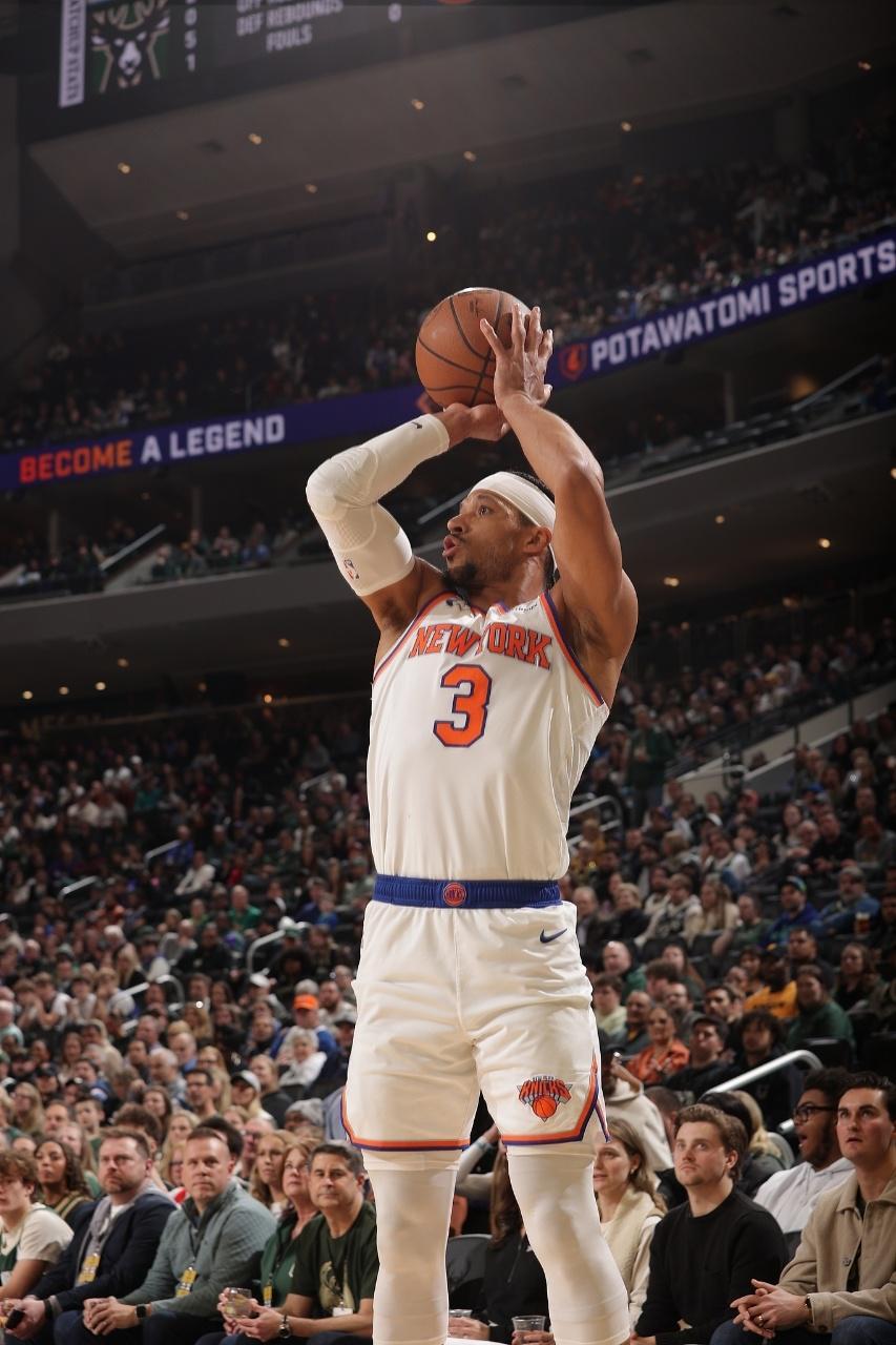 kaiyun-尼克斯7人上双大胜雄鹿 布伦森27+7单节22分迎7000分里程碑