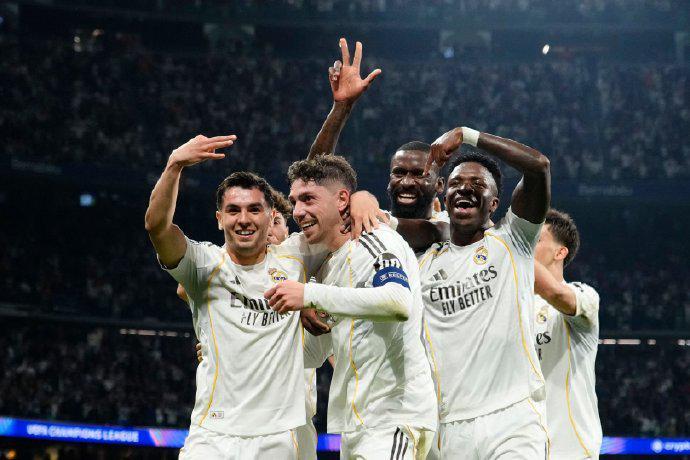 开云APP-3:0！亿元先生大秀帽子戏法，比肩梅西纪录，皇马半场3球打崩曼城