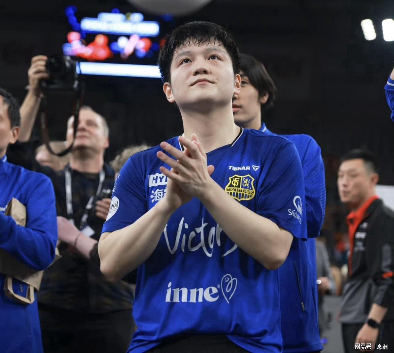 开云官网-驻法兰克福总领事现场观战樊振东!亲切握手合影 国家没忘记英雄