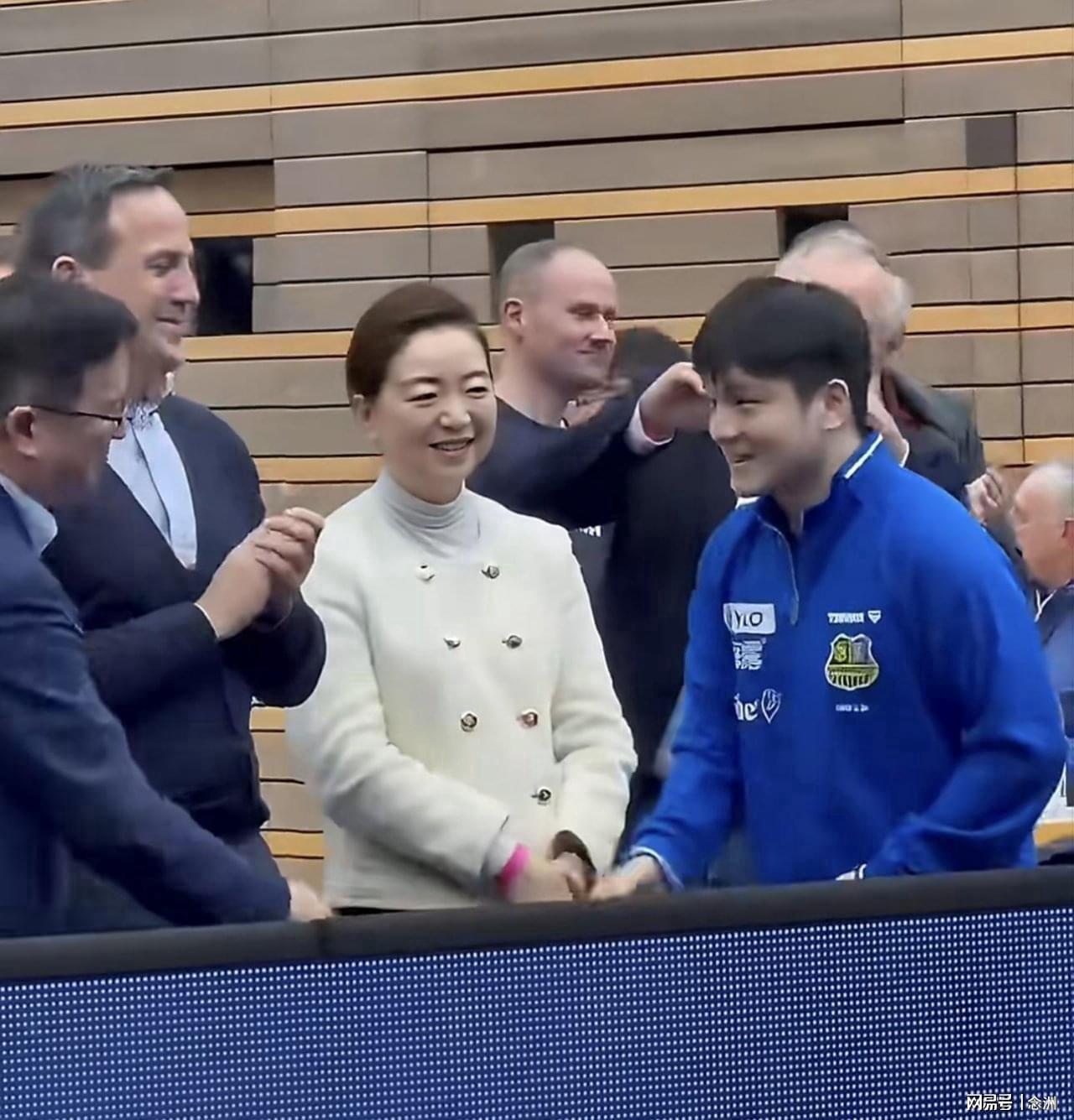 开云官网-驻法兰克福总领事现场观战樊振东!亲切握手合影 国家没忘记英雄