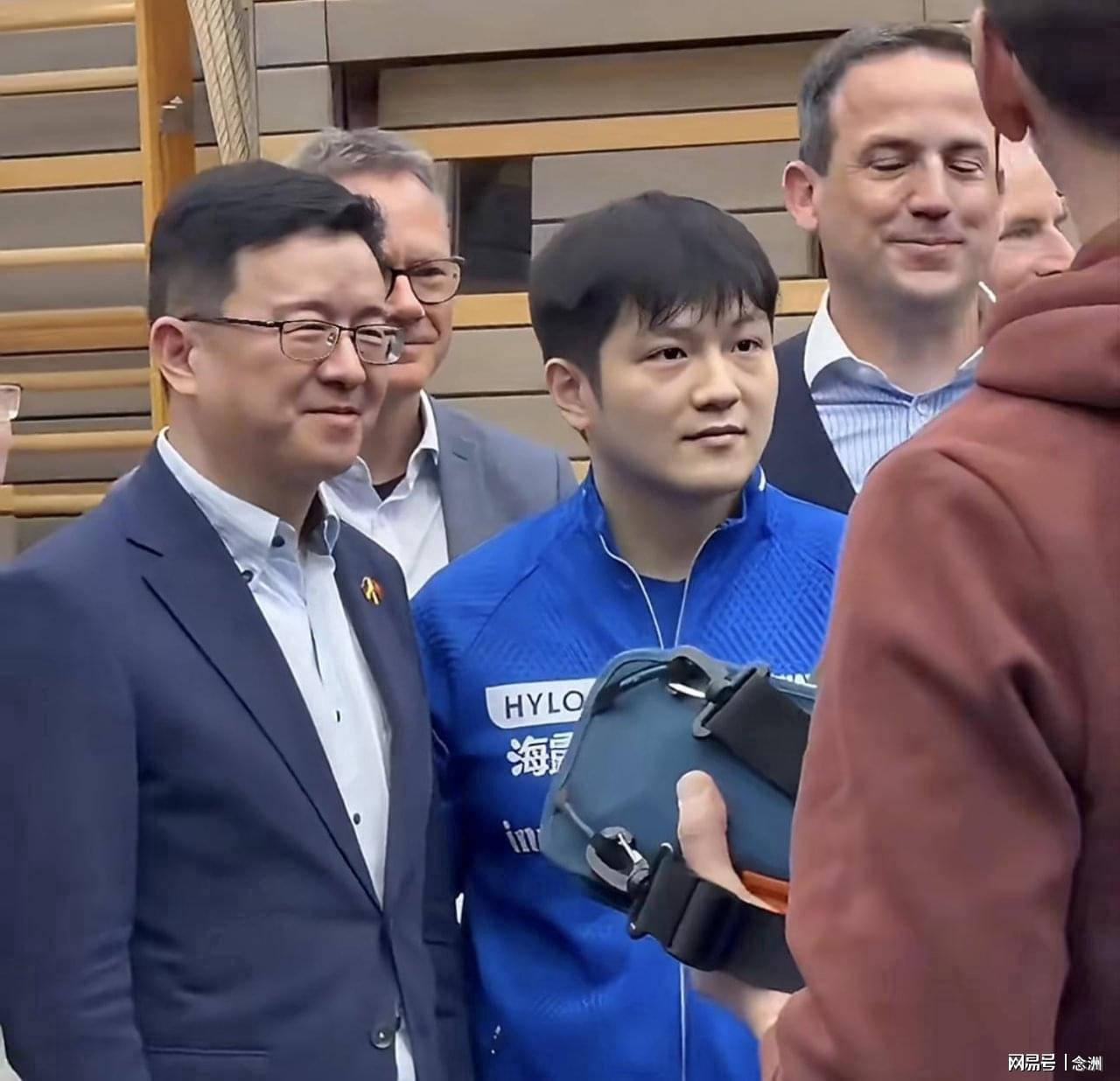 开云官网-驻法兰克福总领事现场观战樊振东!亲切握手合影 国家没忘记英雄
