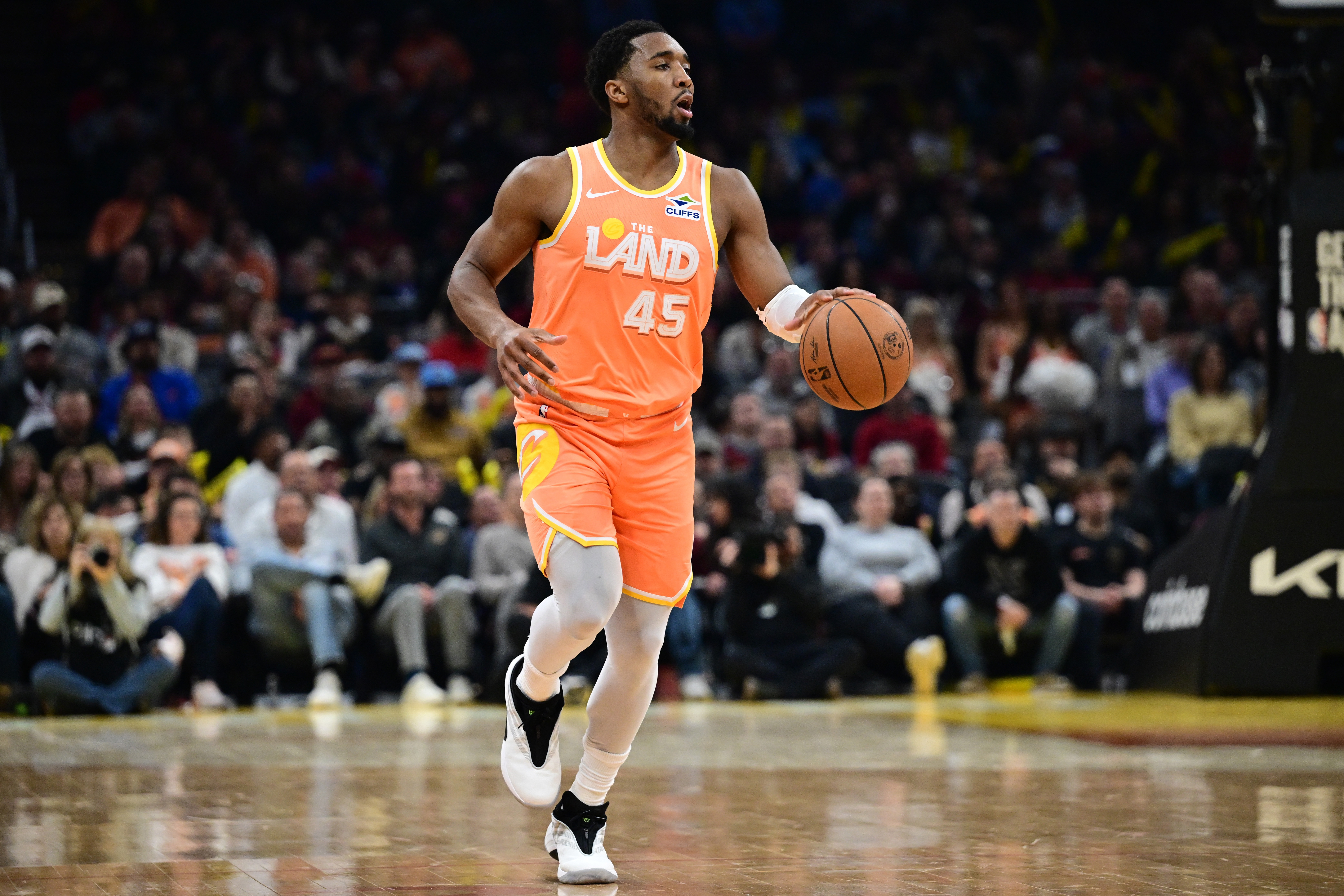 状态火热!米切尔27中16砍下38分6板6助 下半场轰23分