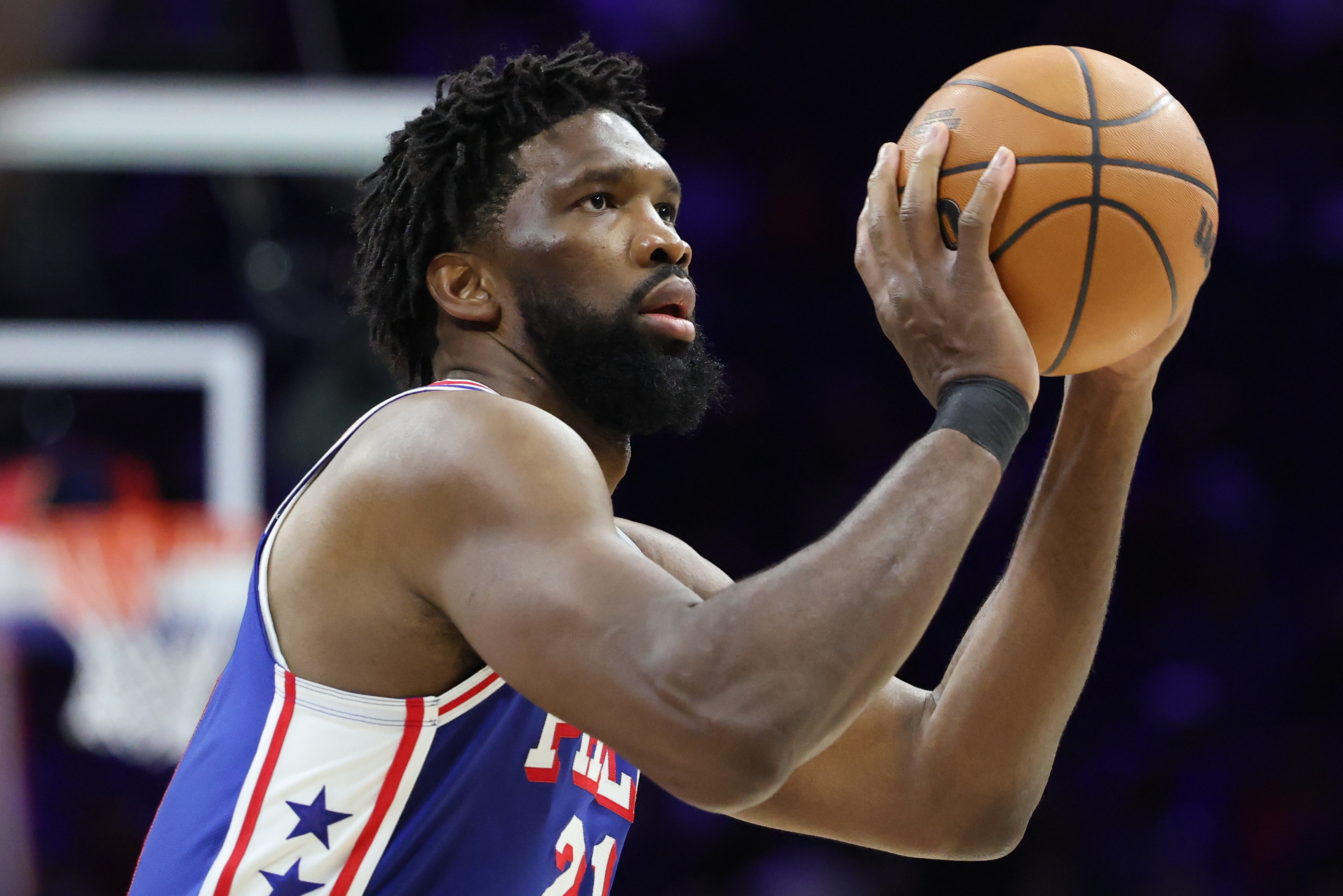 开云体育-苦苦追赶！恩比德外线被放空 三分命中帮助76人稍稍缩小分差